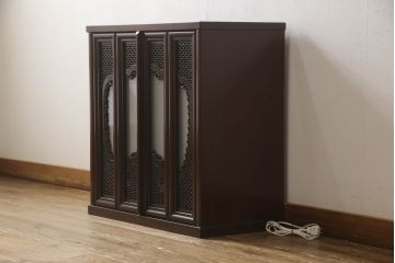 お仏壇をコンパクトにリメイク!下段はまるごとカットし、上段のみ活用。扉を2枚の観音開き仕様へ加工し、表面:オリジナルの装飾/間:すりガラス/裏面:格子の三重構造に。