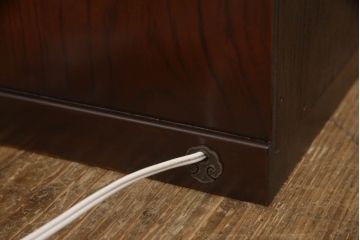 お仏壇をコンパクトにリメイク!下段はまるごとカットし、上段のみ活用。扉を2枚の観音開き仕様へ加工し、表面:オリジナルの装飾/間:すりガラス/裏面:格子の三重構造に。