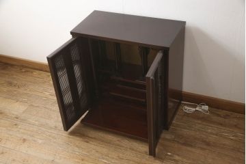 お仏壇をコンパクトにリメイク!下段はまるごとカットし、上段のみ活用。扉を2枚の観音開き仕様へ加工し、表面:オリジナルの装飾/間:すりガラス/裏面:格子の三重構造に。
