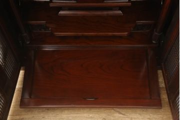 お仏壇をコンパクトにリメイク!下段はまるごとカットし、上段のみ活用。扉を2枚の観音開き仕様へ加工し、表面:オリジナルの装飾/間:すりガラス/裏面:格子の三重構造に。