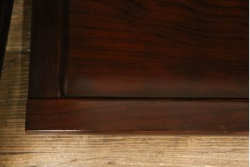 お仏壇をコンパクトにリメイク!下段はまるごとカットし、上段のみ活用。扉を2枚の観音開き仕様へ加工し、表面:オリジナルの装飾/間:すりガラス/裏面:格子の三重構造に。