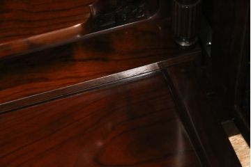 お仏壇をコンパクトにリメイク!下段はまるごとカットし、上段のみ活用。扉を2枚の観音開き仕様へ加工し、表面:オリジナルの装飾/間:すりガラス/裏面:格子の三重構造に。