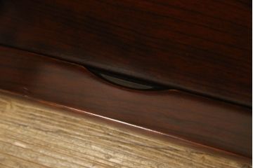 お仏壇をコンパクトにリメイク!下段はまるごとカットし、上段のみ活用。扉を2枚の観音開き仕様へ加工し、表面:オリジナルの装飾/間:すりガラス/裏面:格子の三重構造に。