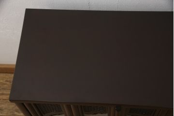 お仏壇をコンパクトにリメイク!下段はまるごとカットし、上段のみ活用。扉を2枚の観音開き仕様へ加工し、表面:オリジナルの装飾/間:すりガラス/裏面:格子の三重構造に。