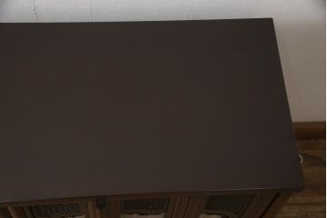 お仏壇をコンパクトにリメイク!下段はまるごとカットし、上段のみ活用。扉を2枚の観音開き仕様へ加工し、表面:オリジナルの装飾/間:すりガラス/裏面:格子の三重構造に。
