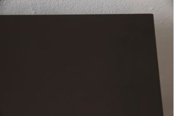 お仏壇をコンパクトにリメイク!下段はまるごとカットし、上段のみ活用。扉を2枚の観音開き仕様へ加工し、表面:オリジナルの装飾/間:すりガラス/裏面:格子の三重構造に。