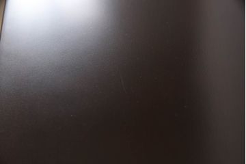 お仏壇をコンパクトにリメイク!下段はまるごとカットし、上段のみ活用。扉を2枚の観音開き仕様へ加工し、表面:オリジナルの装飾/間:すりガラス/裏面:格子の三重構造に。