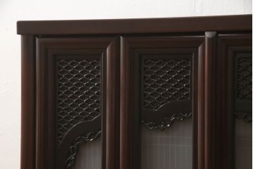 お仏壇をコンパクトにリメイク!下段はまるごとカットし、上段のみ活用。扉を2枚の観音開き仕様へ加工し、表面:オリジナルの装飾/間:すりガラス/裏面:格子の三重構造に。