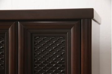 お仏壇をコンパクトにリメイク!下段はまるごとカットし、上段のみ活用。扉を2枚の観音開き仕様へ加工し、表面:オリジナルの装飾/間:すりガラス/裏面:格子の三重構造に。