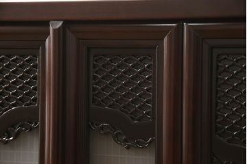 お仏壇をコンパクトにリメイク!下段はまるごとカットし、上段のみ活用。扉を2枚の観音開き仕様へ加工し、表面:オリジナルの装飾/間:すりガラス/裏面:格子の三重構造に。
