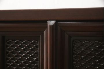 お仏壇をコンパクトにリメイク!下段はまるごとカットし、上段のみ活用。扉を2枚の観音開き仕様へ加工し、表面:オリジナルの装飾/間:すりガラス/裏面:格子の三重構造に。