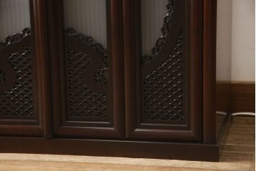 お仏壇をコンパクトにリメイク!下段はまるごとカットし、上段のみ活用。扉を2枚の観音開き仕様へ加工し、表面:オリジナルの装飾/間:すりガラス/裏面:格子の三重構造に。