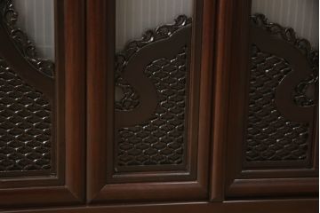 お仏壇をコンパクトにリメイク!下段はまるごとカットし、上段のみ活用。扉を2枚の観音開き仕様へ加工し、表面:オリジナルの装飾/間:すりガラス/裏面:格子の三重構造に。