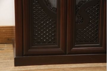 お仏壇をコンパクトにリメイク!下段はまるごとカットし、上段のみ活用。扉を2枚の観音開き仕様へ加工し、表面:オリジナルの装飾/間:すりガラス/裏面:格子の三重構造に。