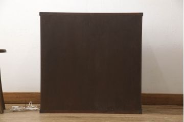 お仏壇をコンパクトにリメイク!下段はまるごとカットし、上段のみ活用。扉を2枚の観音開き仕様へ加工し、表面:オリジナルの装飾/間:すりガラス/裏面:格子の三重構造に。