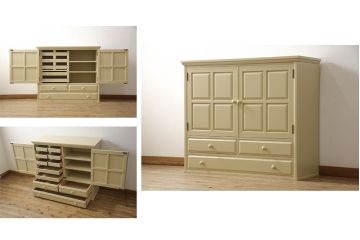 2段重ね箪笥を2つのチェストにリメイク!上段開き戸内は、左側は引き出し、右側は棚仕様に加工。下段は天板を取り付け、幅を小さくリサイズ。1段目の引き出しを横並び2杯に加工。いずれもモカベージュにペイント仕上げ。