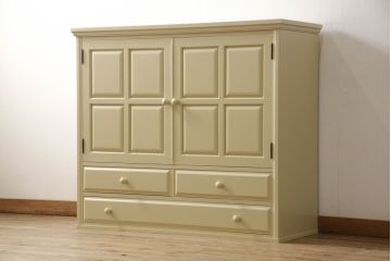 2段重ね箪笥を2つのチェストにリメイク!上段開き戸内は、左側は引き出し、右側は棚仕様に加工。下段は天板を取り付け、幅を小さくリサイズ。1段目の引き出しを横並び2杯に加工。いずれもモカベージュにペイント仕上げ。