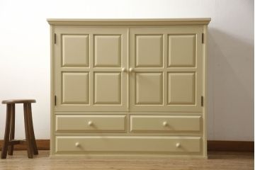 2段重ね箪笥を2つのチェストにリメイク!上段開き戸内は、左側は引き出し、右側は棚仕様に加工。下段は天板を取り付け、幅を小さくリサイズ。1段目の引き出しを横並び2杯に加工。いずれもモカベージュにペイント仕上げ。