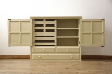 2段重ね箪笥を2つのチェストにリメイク!上段開き戸内は、左側は引き出し、右側は棚仕様に加工。下段は天板を取り付け、幅を小さくリサイズ。1段目の引き出しを横並び2杯に加工。いずれもモカベージュにペイント仕上げ。