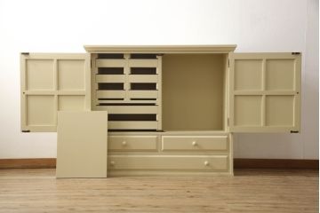 2段重ね箪笥を2つのチェストにリメイク!上段開き戸内は、左側は引き出し、右側は棚仕様に加工。下段は天板を取り付け、幅を小さくリサイズ。1段目の引き出しを横並び2杯に加工。いずれもモカベージュにペイント仕上げ。