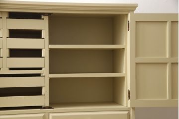 2段重ね箪笥を2つのチェストにリメイク!上段開き戸内は、左側は引き出し、右側は棚仕様に加工。下段は天板を取り付け、幅を小さくリサイズ。1段目の引き出しを横並び2杯に加工。いずれもモカベージュにペイント仕上げ。