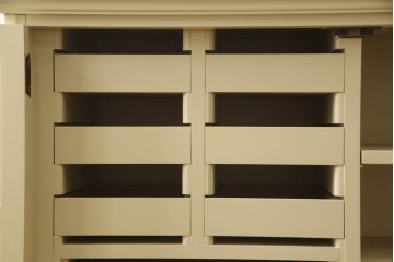 2段重ね箪笥を2つのチェストにリメイク!上段開き戸内は、左側は引き出し、右側は棚仕様に加工。下段は天板を取り付け、幅を小さくリサイズ。1段目の引き出しを横並び2杯に加工。いずれもモカベージュにペイント仕上げ。