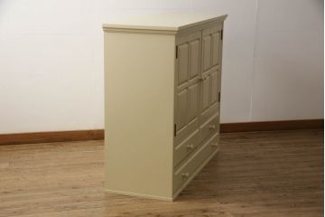 2段重ね箪笥を2つのチェストにリメイク!上段開き戸内は、左側は引き出し、右側は棚仕様に加工。下段は天板を取り付け、幅を小さくリサイズ。1段目の引き出しを横並び2杯に加工。いずれもモカベージュにペイント仕上げ。