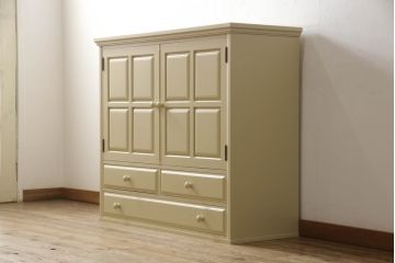 2段重ね箪笥を2つのチェストにリメイク!上段開き戸内は、左側は引き出し、右側は棚仕様に加工。下段は天板を取り付け、幅を小さくリサイズ。1段目の引き出しを横並び2杯に加工。いずれもモカベージュにペイント仕上げ。