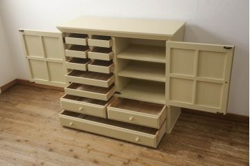 2段重ね箪笥を2つのチェストにリメイク!上段開き戸内は、左側は引き出し、右側は棚仕様に加工。下段は天板を取り付け、幅を小さくリサイズ。1段目の引き出しを横並び2杯に加工。いずれもモカベージュにペイント仕上げ。