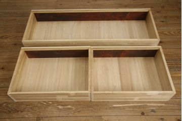 2段重ね箪笥を2つのチェストにリメイク!上段開き戸内は、左側は引き出し、右側は棚仕様に加工。下段は天板を取り付け、幅を小さくリサイズ。1段目の引き出しを横並び2杯に加工。いずれもモカベージュにペイント仕上げ。