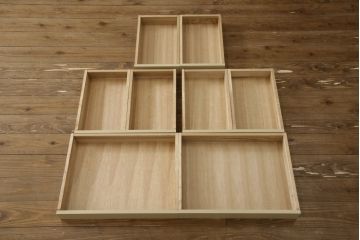 2段重ね箪笥を2つのチェストにリメイク!上段開き戸内は、左側は引き出し、右側は棚仕様に加工。下段は天板を取り付け、幅を小さくリサイズ。1段目の引き出しを横並び2杯に加工。いずれもモカベージュにペイント仕上げ。