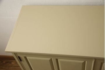 2段重ね箪笥を2つのチェストにリメイク!上段開き戸内は、左側は引き出し、右側は棚仕様に加工。下段は天板を取り付け、幅を小さくリサイズ。1段目の引き出しを横並び2杯に加工。いずれもモカベージュにペイント仕上げ。