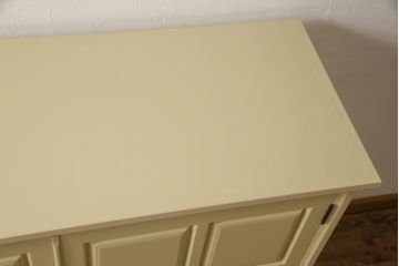 2段重ね箪笥を2つのチェストにリメイク!上段開き戸内は、左側は引き出し、右側は棚仕様に加工。下段は天板を取り付け、幅を小さくリサイズ。1段目の引き出しを横並び2杯に加工。いずれもモカベージュにペイント仕上げ。