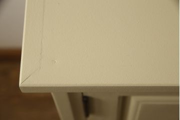 2段重ね箪笥を2つのチェストにリメイク!上段開き戸内は、左側は引き出し、右側は棚仕様に加工。下段は天板を取り付け、幅を小さくリサイズ。1段目の引き出しを横並び2杯に加工。いずれもモカベージュにペイント仕上げ。