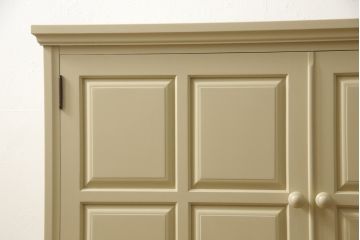 2段重ね箪笥を2つのチェストにリメイク!上段開き戸内は、左側は引き出し、右側は棚仕様に加工。下段は天板を取り付け、幅を小さくリサイズ。1段目の引き出しを横並び2杯に加工。いずれもモカベージュにペイント仕上げ。