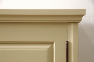 2段重ね箪笥を2つのチェストにリメイク!上段開き戸内は、左側は引き出し、右側は棚仕様に加工。下段は天板を取り付け、幅を小さくリサイズ。1段目の引き出しを横並び2杯に加工。いずれもモカベージュにペイント仕上げ。