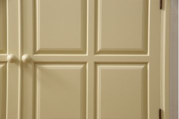 2段重ね箪笥を2つのチェストにリメイク!上段開き戸内は、左側は引き出し、右側は棚仕様に加工。下段は天板を取り付け、幅を小さくリサイズ。1段目の引き出しを横並び2杯に加工。いずれもモカベージュにペイント仕上げ。