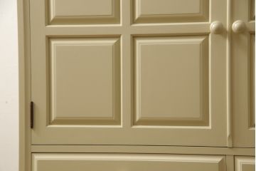 2段重ね箪笥を2つのチェストにリメイク!上段開き戸内は、左側は引き出し、右側は棚仕様に加工。下段は天板を取り付け、幅を小さくリサイズ。1段目の引き出しを横並び2杯に加工。いずれもモカベージュにペイント仕上げ。