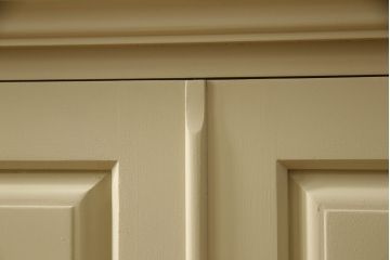 2段重ね箪笥を2つのチェストにリメイク!上段開き戸内は、左側は引き出し、右側は棚仕様に加工。下段は天板を取り付け、幅を小さくリサイズ。1段目の引き出しを横並び2杯に加工。いずれもモカベージュにペイント仕上げ。