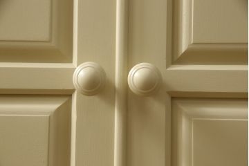 2段重ね箪笥を2つのチェストにリメイク!上段開き戸内は、左側は引き出し、右側は棚仕様に加工。下段は天板を取り付け、幅を小さくリサイズ。1段目の引き出しを横並び2杯に加工。いずれもモカベージュにペイント仕上げ。