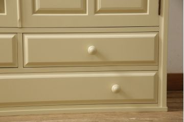 2段重ね箪笥を2つのチェストにリメイク!上段開き戸内は、左側は引き出し、右側は棚仕様に加工。下段は天板を取り付け、幅を小さくリサイズ。1段目の引き出しを横並び2杯に加工。いずれもモカベージュにペイント仕上げ。