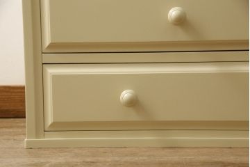 2段重ね箪笥を2つのチェストにリメイク!上段開き戸内は、左側は引き出し、右側は棚仕様に加工。下段は天板を取り付け、幅を小さくリサイズ。1段目の引き出しを横並び2杯に加工。いずれもモカベージュにペイント仕上げ。