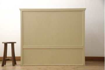 2段重ね箪笥を2つのチェストにリメイク!上段開き戸内は、左側は引き出し、右側は棚仕様に加工。下段は天板を取り付け、幅を小さくリサイズ。1段目の引き出しを横並び2杯に加工。いずれもモカベージュにペイント仕上げ。