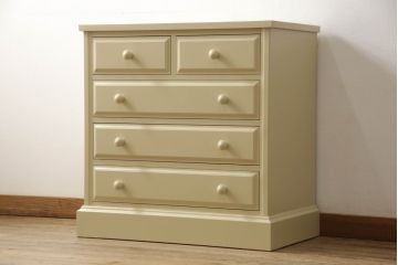 2段重ね箪笥を2つのチェストにリメイク!上段開き戸内は、左側は引き出し、右側は棚仕様に加工。下段は天板を取り付け、幅を小さくリサイズ。1段目の引き出しを横並び2杯に加工。いずれもモカベージュにペイント仕上げ。