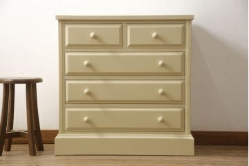 2段重ね箪笥を2つのチェストにリメイク!上段開き戸内は、左側は引き出し、右側は棚仕様に加工。下段は天板を取り付け、幅を小さくリサイズ。1段目の引き出しを横並び2杯に加工。いずれもモカベージュにペイント仕上げ。