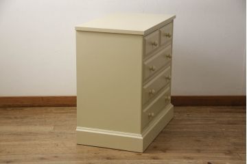 2段重ね箪笥を2つのチェストにリメイク!上段開き戸内は、左側は引き出し、右側は棚仕様に加工。下段は天板を取り付け、幅を小さくリサイズ。1段目の引き出しを横並び2杯に加工。いずれもモカベージュにペイント仕上げ。