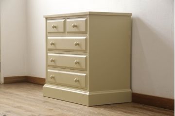 2段重ね箪笥を2つのチェストにリメイク!上段開き戸内は、左側は引き出し、右側は棚仕様に加工。下段は天板を取り付け、幅を小さくリサイズ。1段目の引き出しを横並び2杯に加工。いずれもモカベージュにペイント仕上げ。