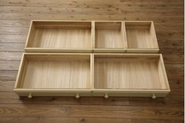 2段重ね箪笥を2つのチェストにリメイク!上段開き戸内は、左側は引き出し、右側は棚仕様に加工。下段は天板を取り付け、幅を小さくリサイズ。1段目の引き出しを横並び2杯に加工。いずれもモカベージュにペイント仕上げ。