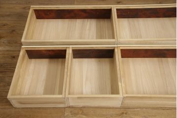 2段重ね箪笥を2つのチェストにリメイク!上段開き戸内は、左側は引き出し、右側は棚仕様に加工。下段は天板を取り付け、幅を小さくリサイズ。1段目の引き出しを横並び2杯に加工。いずれもモカベージュにペイント仕上げ。