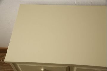 2段重ね箪笥を2つのチェストにリメイク!上段開き戸内は、左側は引き出し、右側は棚仕様に加工。下段は天板を取り付け、幅を小さくリサイズ。1段目の引き出しを横並び2杯に加工。いずれもモカベージュにペイント仕上げ。